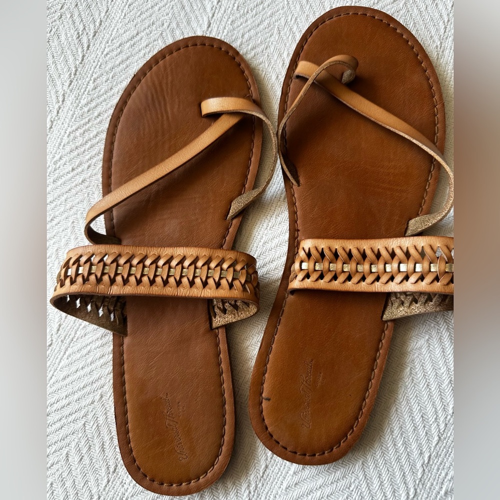 Universal Thread Women’s Size 11 Sandals Excellent Condition Tan with Gold Flats